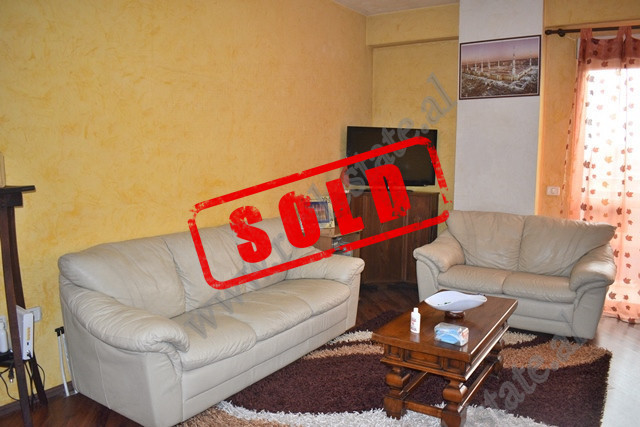 Apartament 2+1 ne shitje ne rrugen 4 Deshmoret ne Tirane.
Eshte i pozicionuar ne katin e katert te 